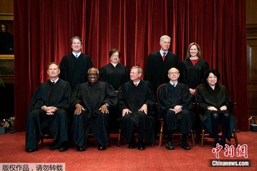 当地时间4月23日，美国最高法院的9名大法官进行了首次碰面，并拍摄了全新的官方合影。